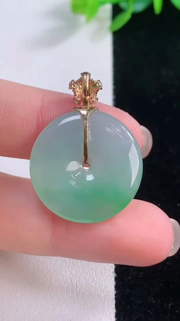 天然A货翡翠平安扣吊坠，尺寸22.7-3.7，重量:4.74g
12月1日