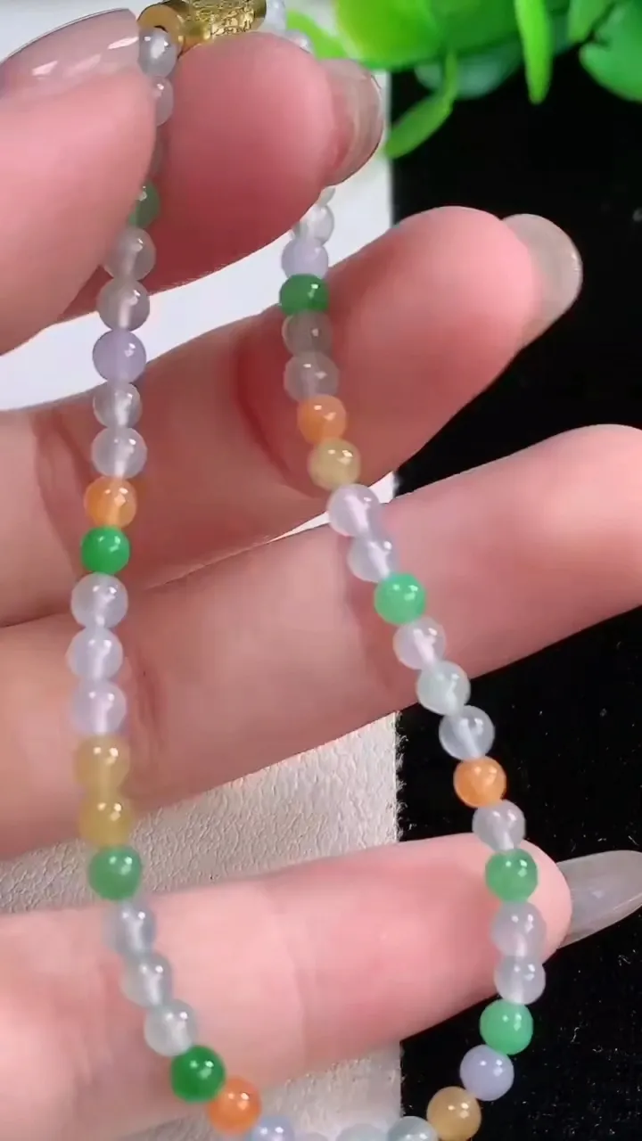 天然A货翡翠种三彩小米圆珠手串52颗，尺寸3.3，重量:4.53g12月1日
工厂直销收藏佳品,种好水足，色泽均匀，有种有色，上手高大气！