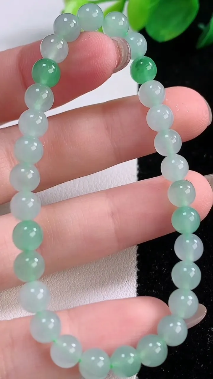 天然A货翡翠圆珠手串，尺寸5.8-30颗，重量:11.05g12月1日
工厂直销收藏佳品,种好水足，色泽均匀，有种有色，上手高大气！