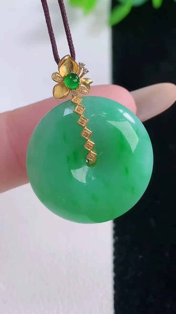 天然A货翡翠平安扣吊坠，尺寸21.2-6.2，重量:5.75g
12月1日