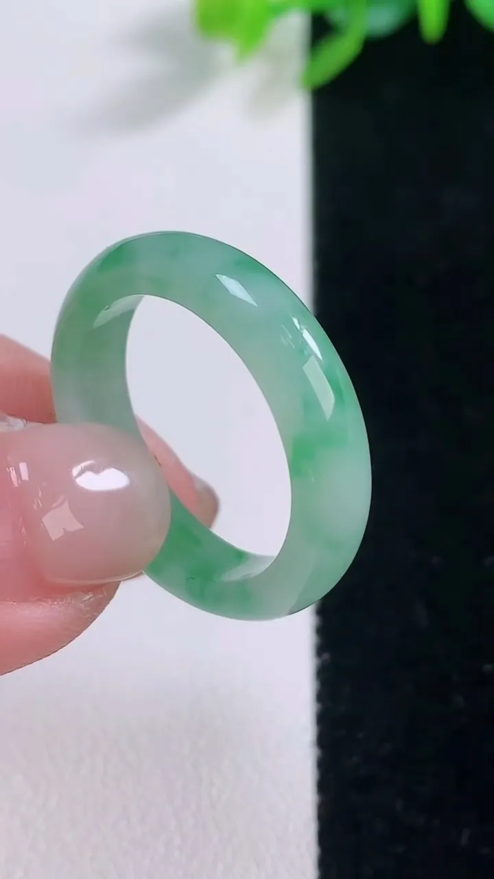 天然A货翡翠指环 戒指，尺寸19.6-5-2.7，重量:3.81g2025年12月1日
工厂直销收藏佳品,种好水足，色泽均匀，有种有色，上手高大气！