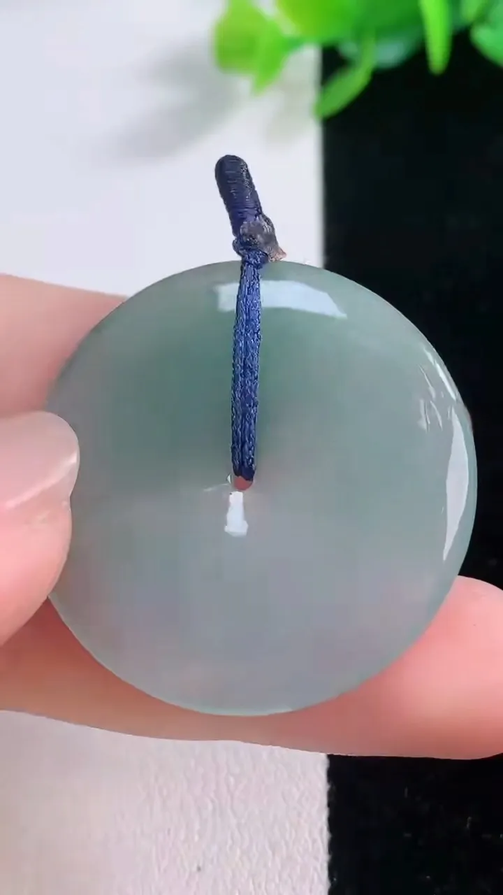 天然A货翡翠平安扣吊坠，尺寸33.6-4.5，重量:11.37g
12月1日