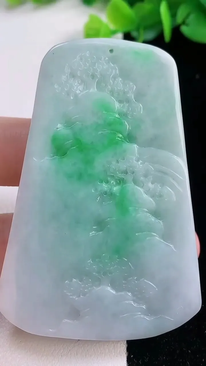 天然A货翡翠山水牌吊坠，尺寸64.8-42.3-8，重量:46.22g
12月1日