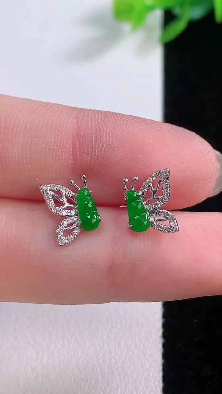 天然A货翡翠蝴蝶 福豆耳钉，尺寸5.8-3，重量:0.96g
12月1日