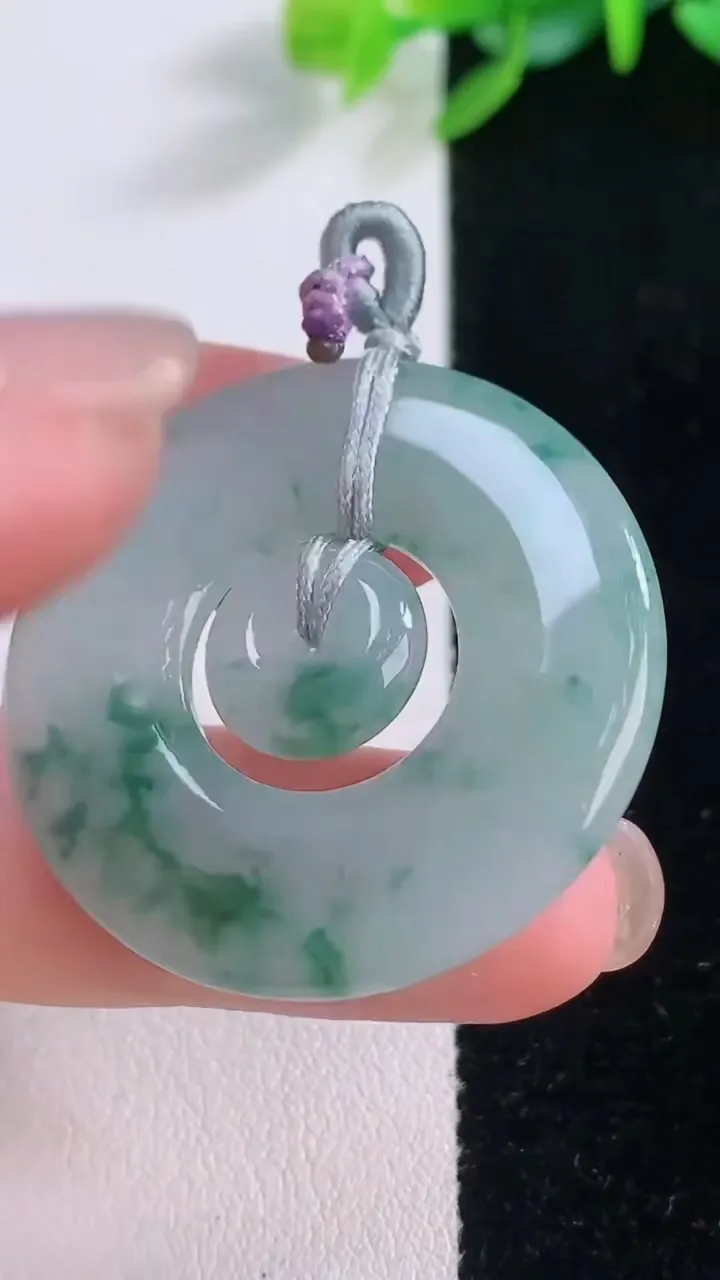 天然A货翡翠冰种飘花母子平安扣吊坠，尺寸34.2-4，重量:10.73g
12月1日