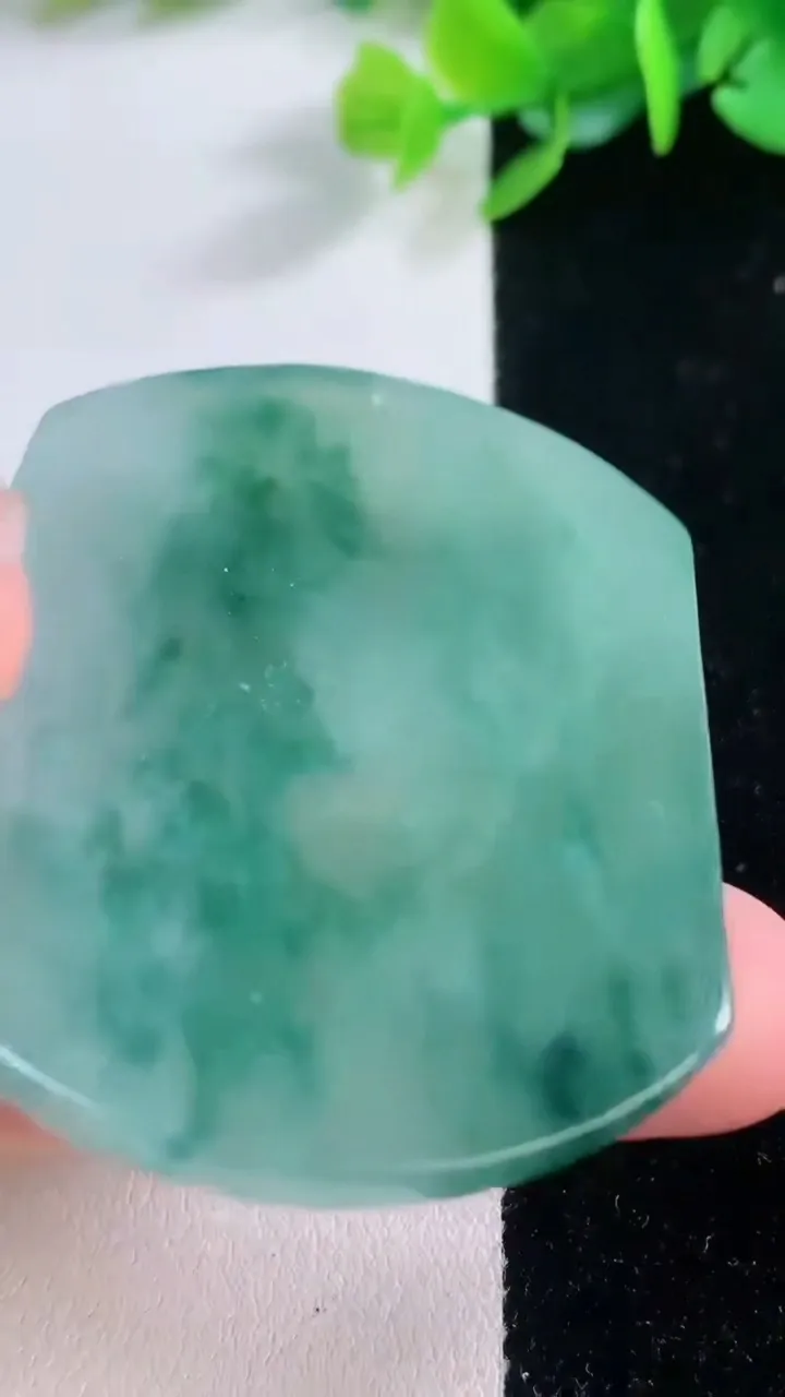 天然A货翡翠牌吊坠，尺寸55.2-43.4-45，重量:28.70g
12月1日