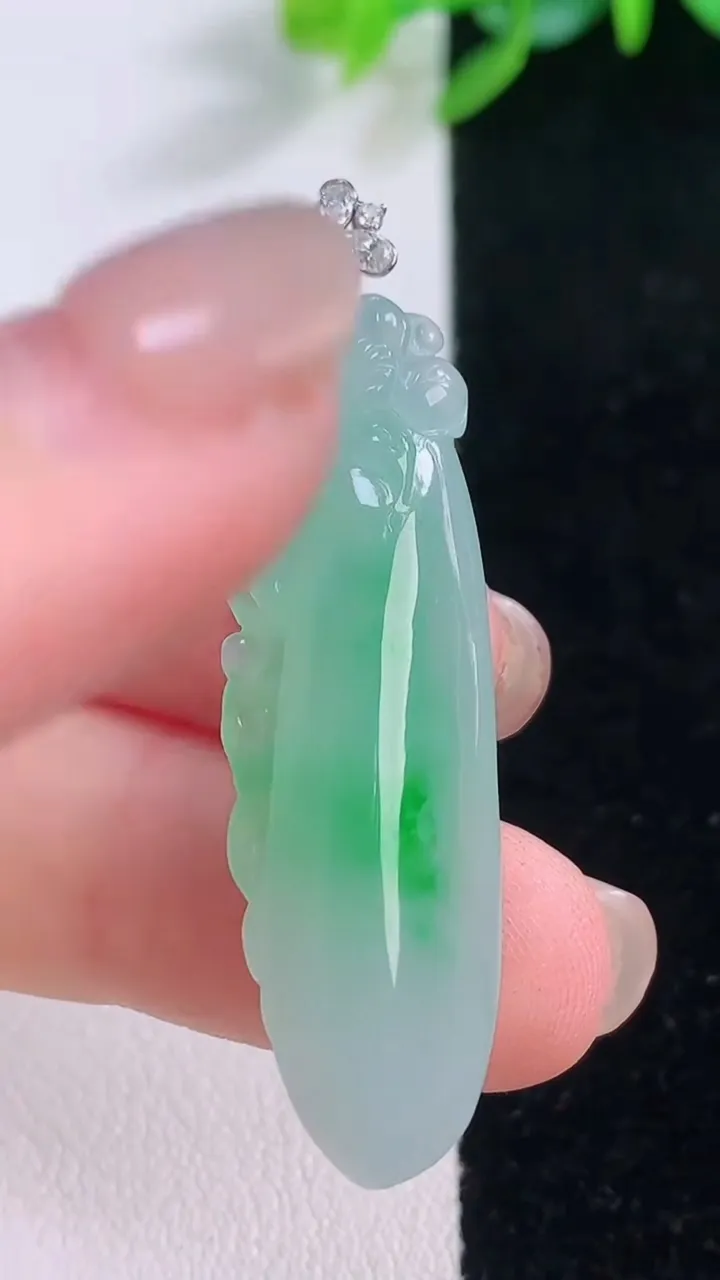 天然A货翡翠福瓜吊坠，尺寸39.6-12-6.3，重量:6.02g
12月1日