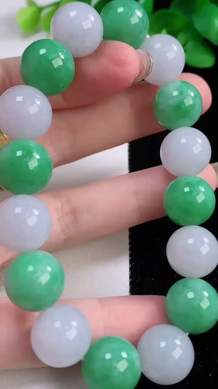 天然A货翡翠圆珠手串16颗，尺寸12.8，重量:58.63g12月1日
工厂直销收藏佳品,种好水足，