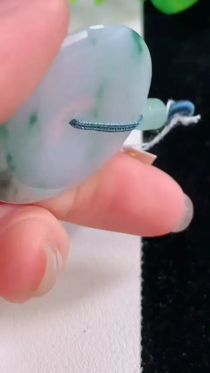 天然A货翡翠飘花平安扣吊坠，尺寸34.2-5.8，重量:14.57g
12月1日