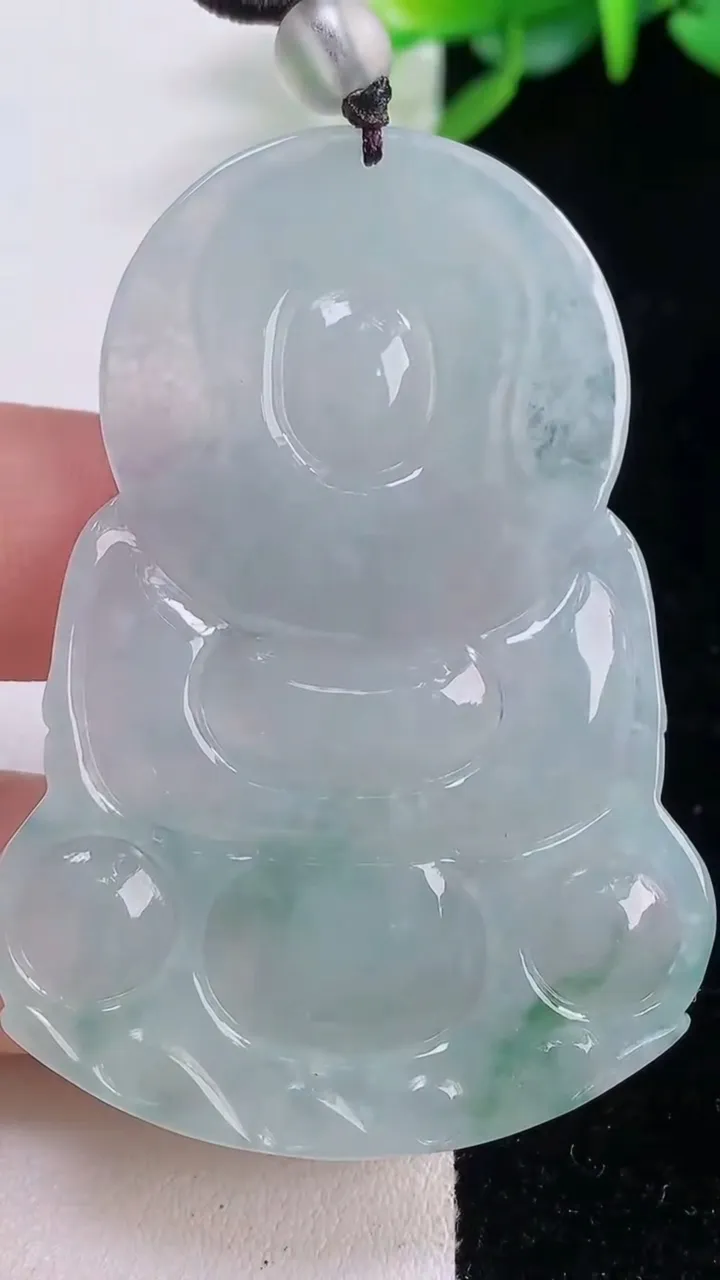 天然A货翡翠冰种飘花观音菩萨吊坠，尺寸55.4-38-5.4，重量:20.88g
12月1日
