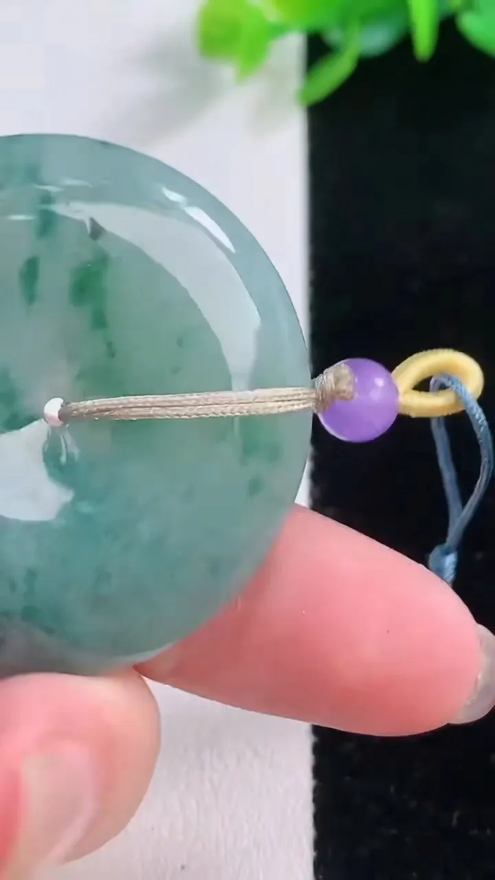 天然A货翡翠冰种飘花平安扣吊坠，尺寸37.3-6.3，重量:19.44g
12月1日