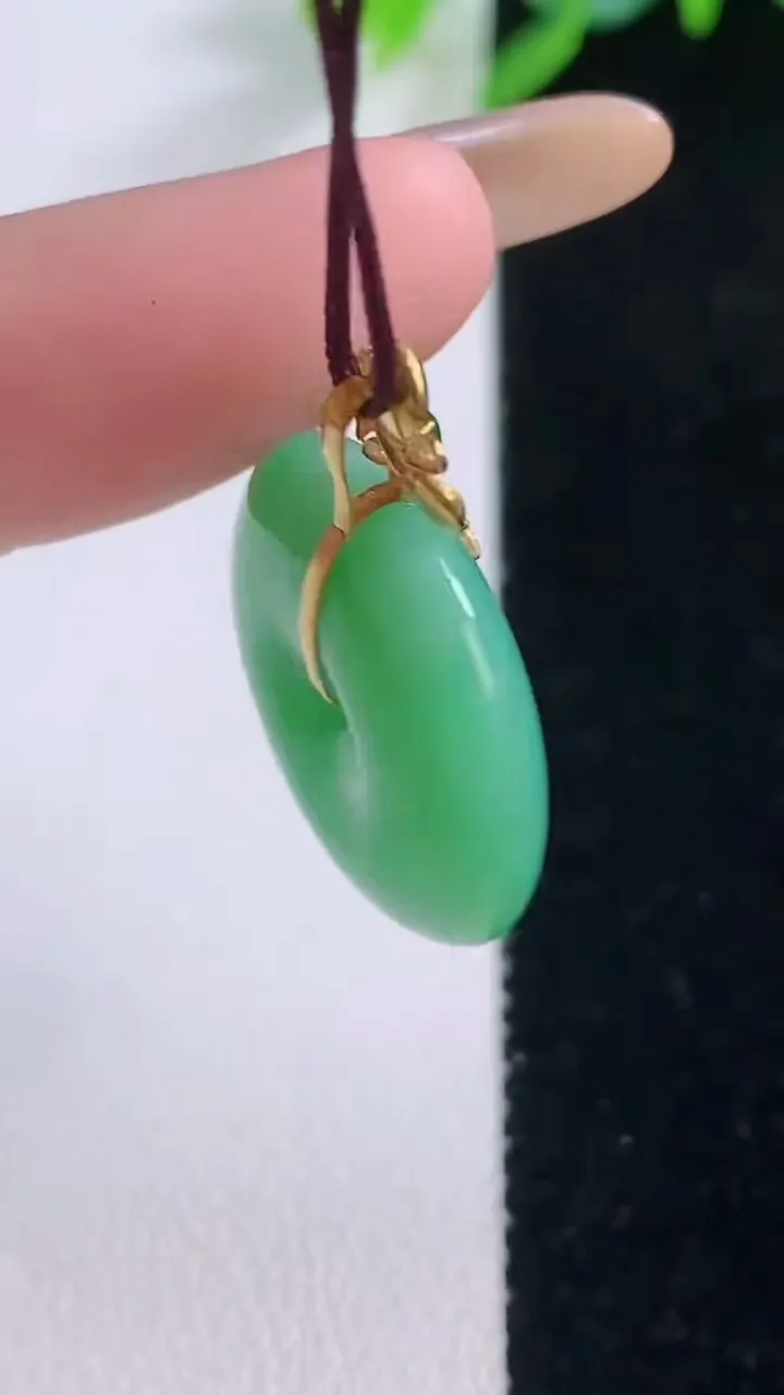 天然A货翡翠平安扣吊坠，尺寸21.2-6.2，重量:5.75g
12月1日