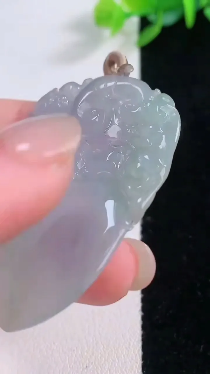 天然A货翡翠如意吊坠，尺寸47.8-31-5，重量:13.62g
12月1日