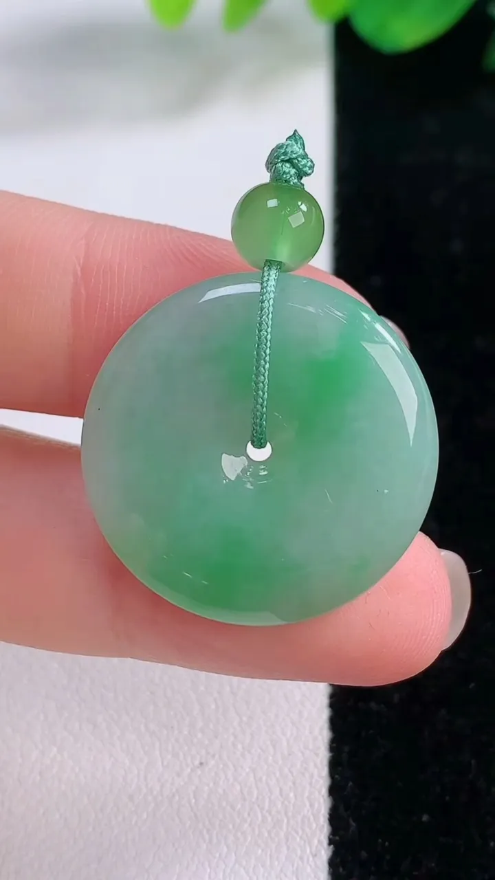 天然A货翡翠平安扣吊坠，尺寸24.7-4.2，重量:6.70g
12月1日
