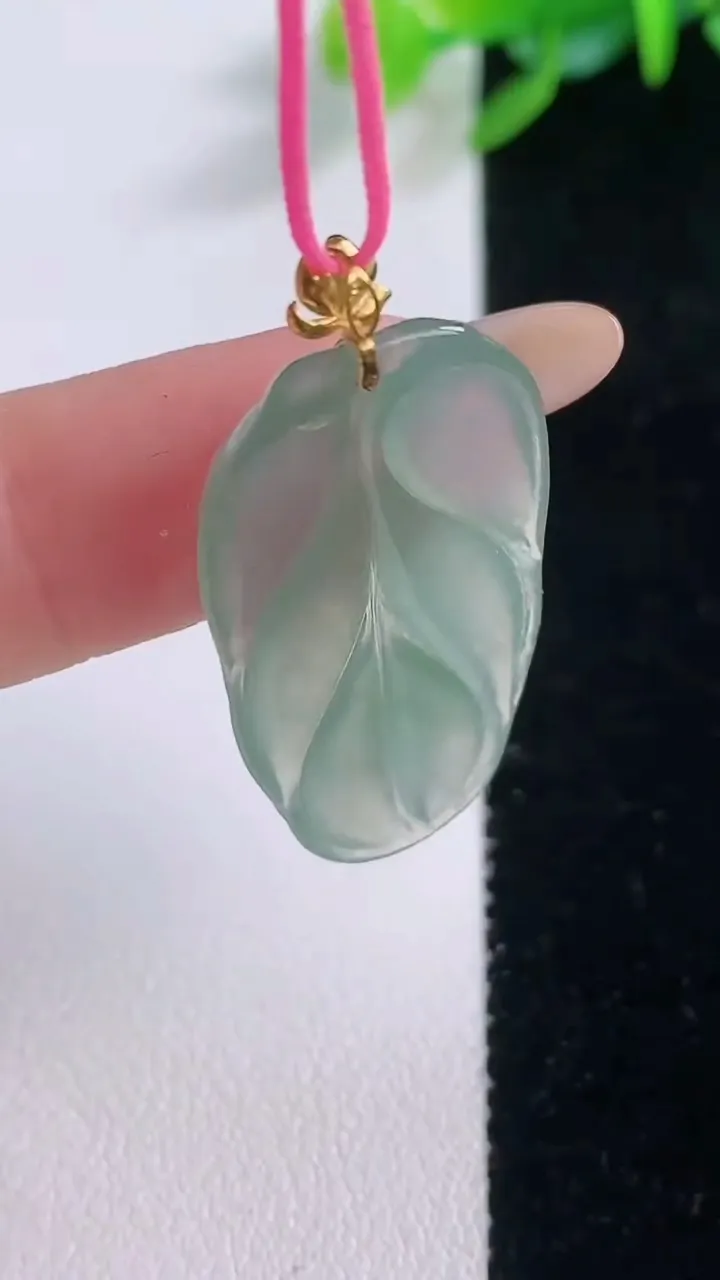 天然A货翡翠金枝玉叶 叶子吊坠，尺寸34.5-17.6-3.6，重量:4.20g
12月1日