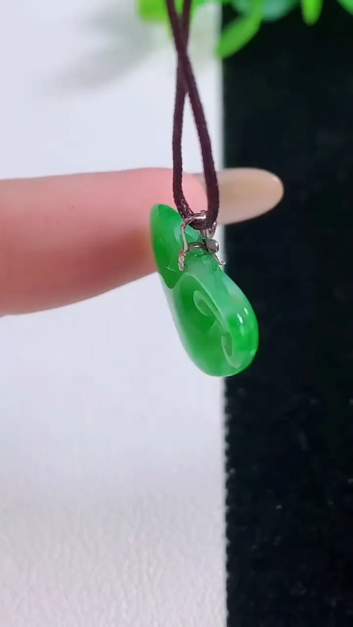 天然A货翡翠如意头吊坠，尺寸12.2-20-3.9，重量:1.56g
12月1日