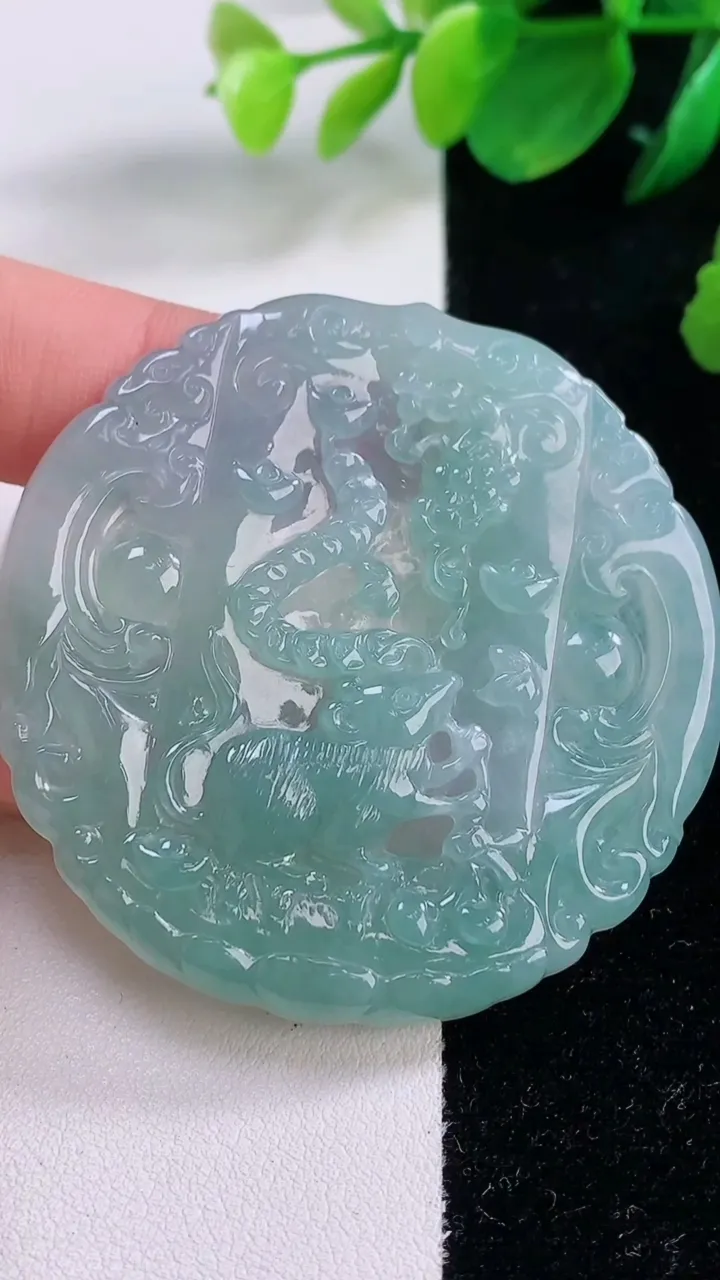 天然A货翡翠生肖鼠吊坠，尺寸53.5-54.7-4.3，重量:26.98g
12月2日