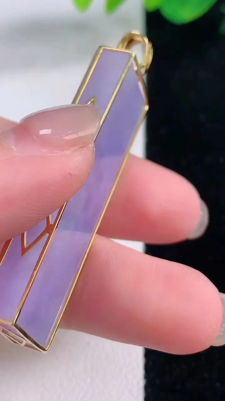 天然A货翡翠18K金紫罗兰无事牌吊坠，尺寸46.3-14.5-6.4，重量:15.04g
12月2日