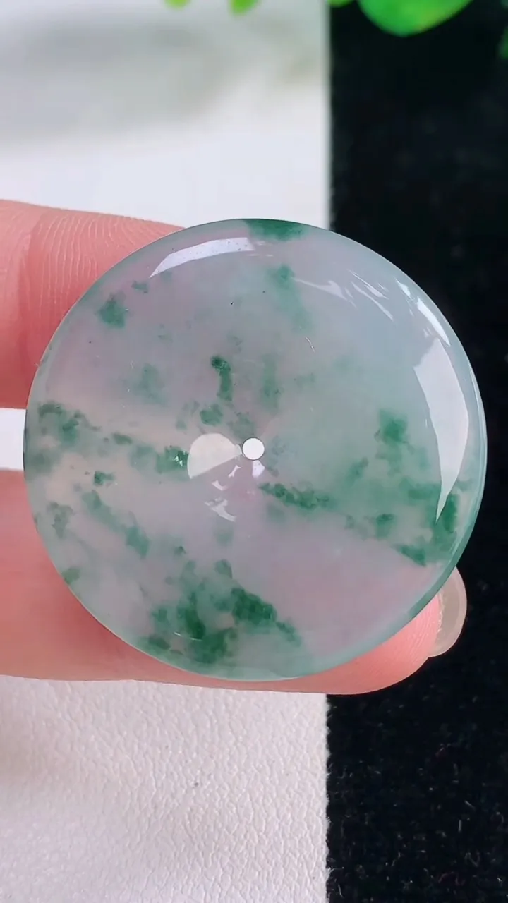 天然A货翡翠种飘花平安扣吊坠，尺寸32.4-4.7，重量:11.02g
12月2日