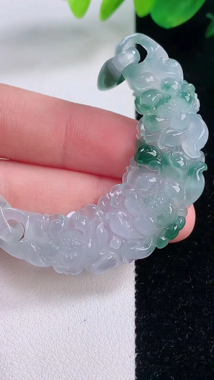 天然A货翡翠种飘花和和美美 荷花手牌，尺寸55.7-16.4-5.6，重量:14.83g
12月2日