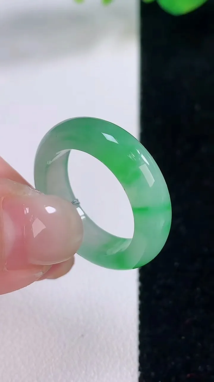 天然A货翡翠指环戒指，尺寸18.5-5.8-3.5，重量:4.72g2025年12月2日
工厂直销收
