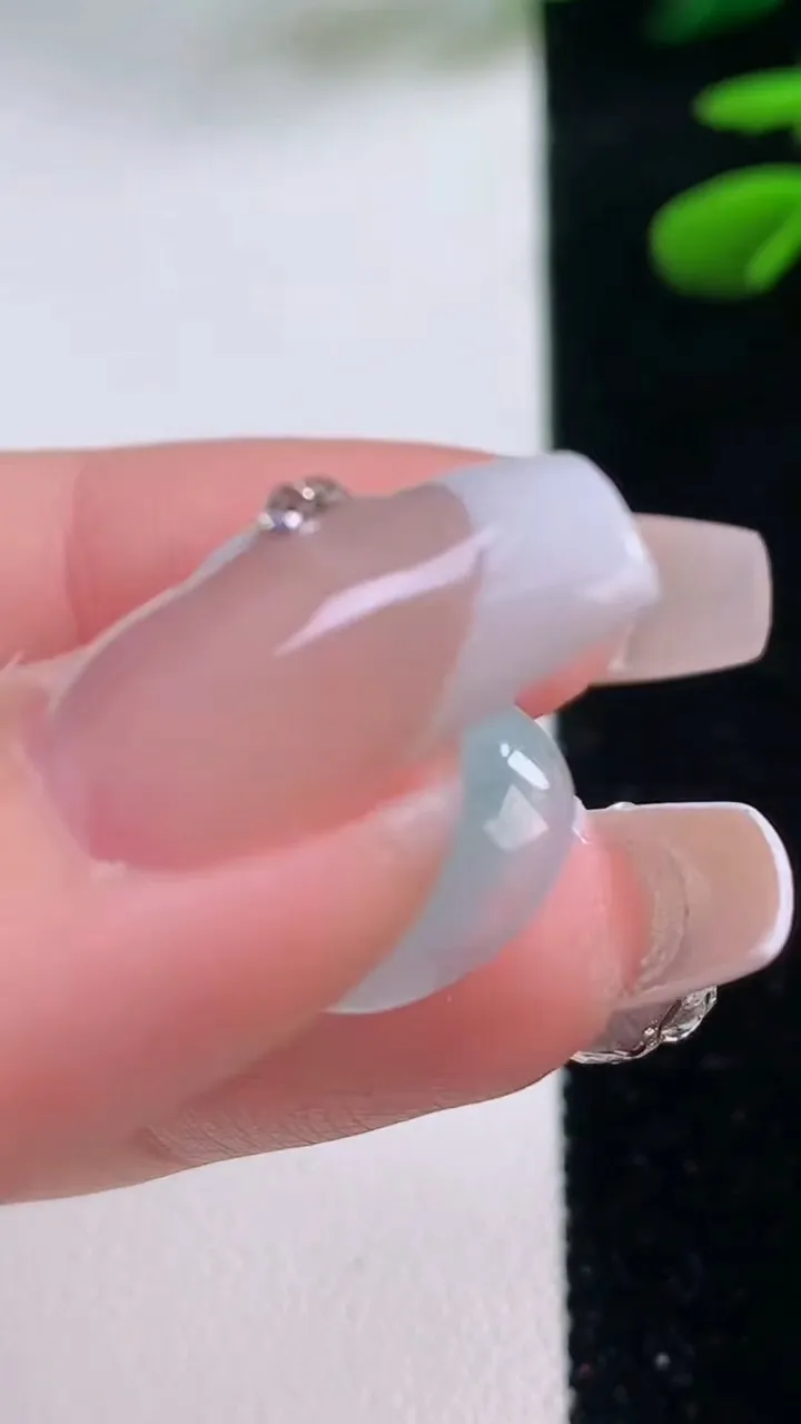 天然A货翡翠冰种飘花如意头吊坠，尺寸19.2-24.6-5.6，重量:5.90g
12月2日