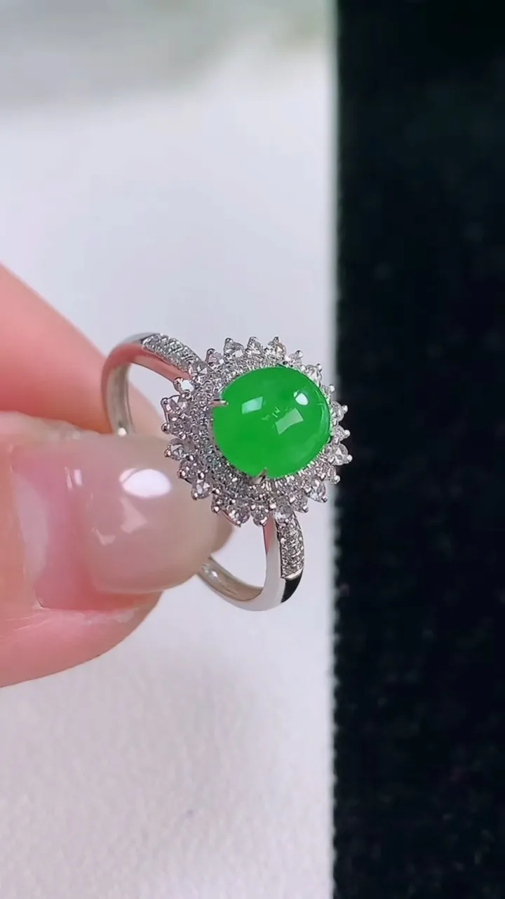 天然A货翡翠蛋面戒指，尺寸17.6-6.5-5.8-7.7，重量:2.22g2025年12月2日
工厂直销收藏佳品,种好水足，色泽均匀，有种有色，上手高大气！