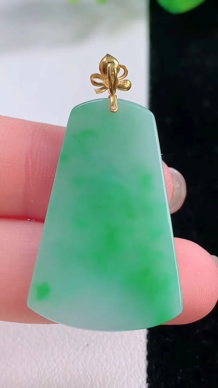 天然A货翡翠无事牌吊坠，尺寸34-22.5-2.8，重量:5.72g
12月2日
