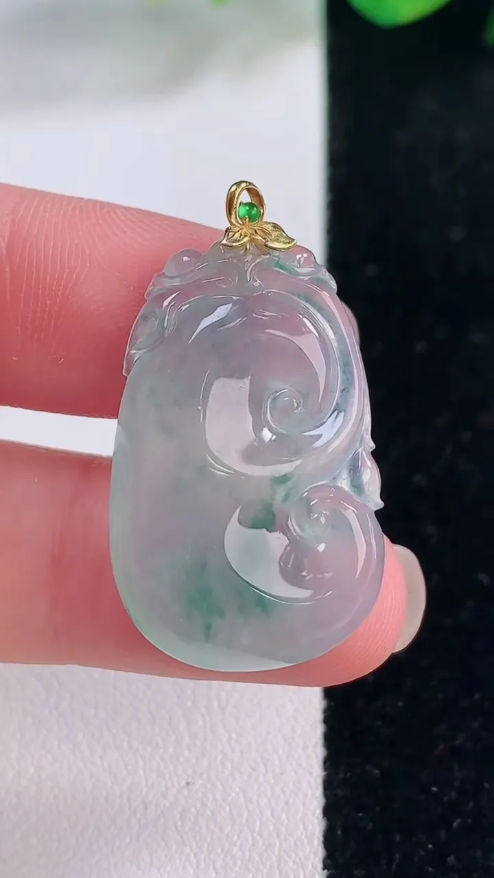 天然A货翡翠种飘花如意吊坠，尺寸29.8-18.6-4.6，重量:4.78g
12月2日