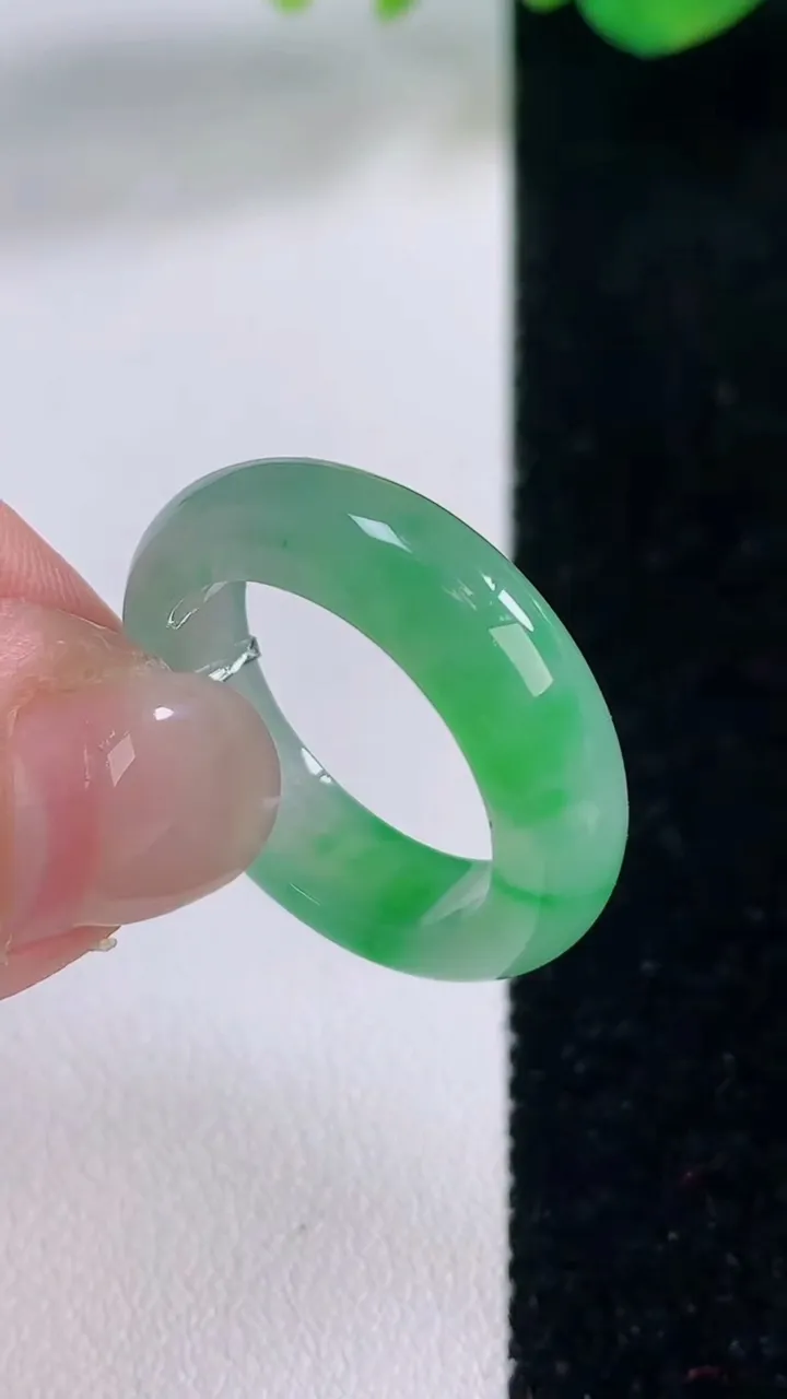 天然A货翡翠指环戒指，尺寸18.5-5.8-3.5，重量:4.72g2025年12月2日
工厂直销收藏佳品,种好水足，色泽均匀，有种有色，上手高大气！