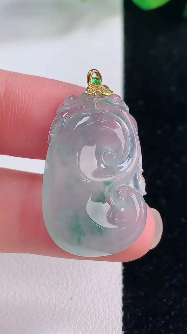 天然A货翡翠种飘花如意吊坠，尺寸29.8-18.6-4.6，重量:4.78g
12月2日