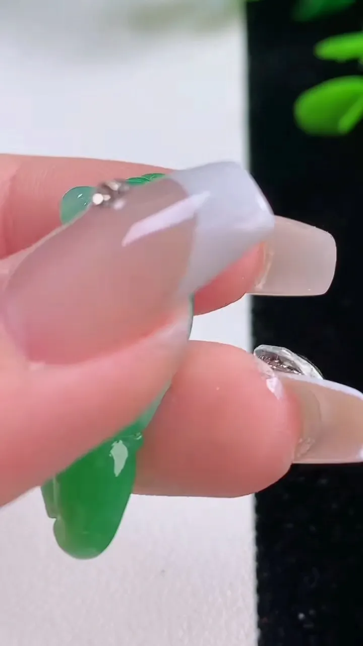 天然A货翡翠年年有余吊坠，尺寸32.2-13.5-7.6，重量:5.10g
12月2日