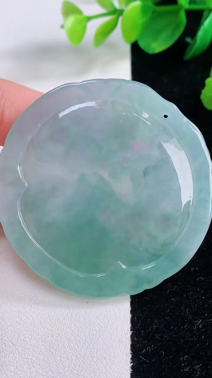 天然A货翡翠生肖鼠吊坠，尺寸53.5-54.7-4.3，重量:26.98g
12月2日