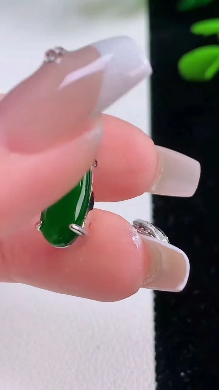 天然A货翡翠福瓜吊坠，尺寸16.7-7.3-6.8，重量:1.72g
12月2日