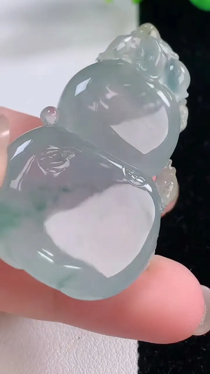 天然A货翡翠貔貅吊坠，尺寸55.2-32.8-23，重量:82.01g
12月2日