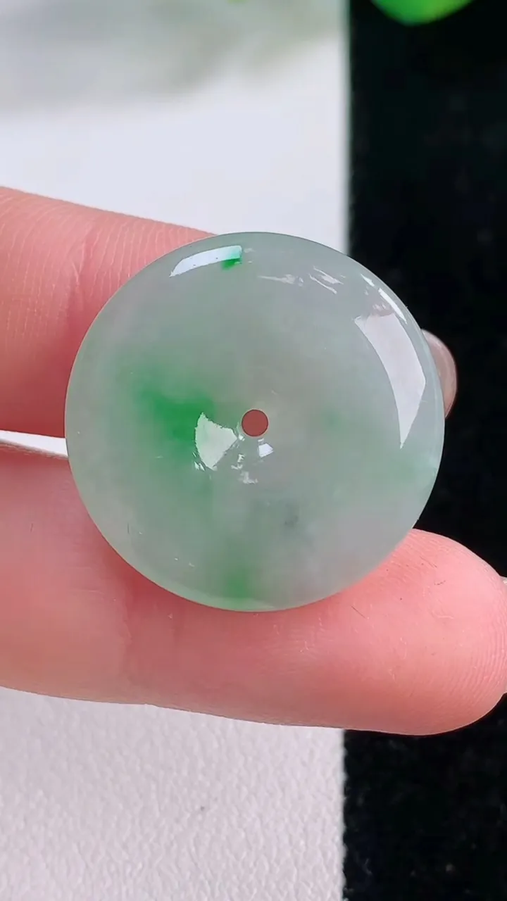 天然A货翡翠平安扣吊坠，尺寸23-4.6，重量:5.21g
12月2日