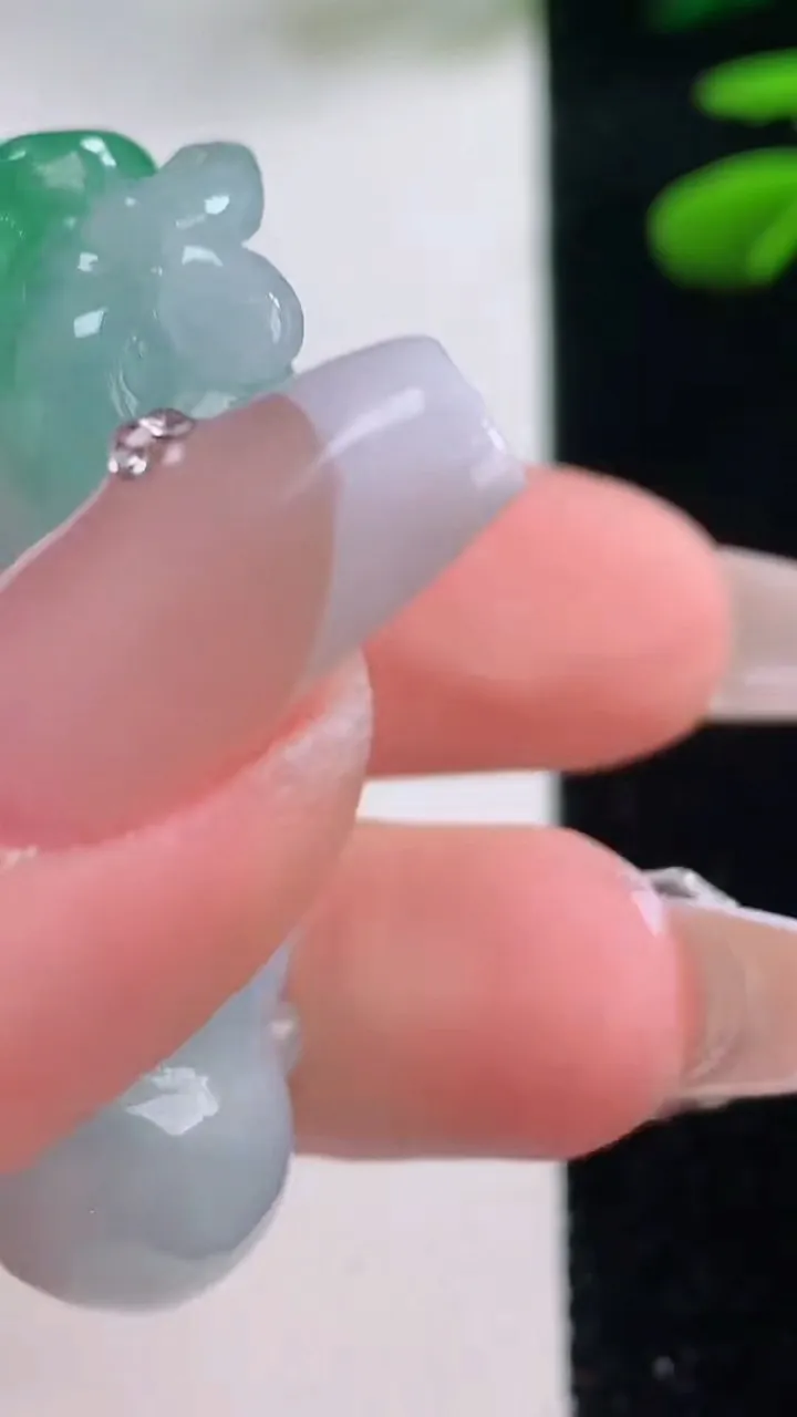 天然A货翡翠白菜吊坠，尺寸46.8-22.6-12，重量:20.13g
12月2日