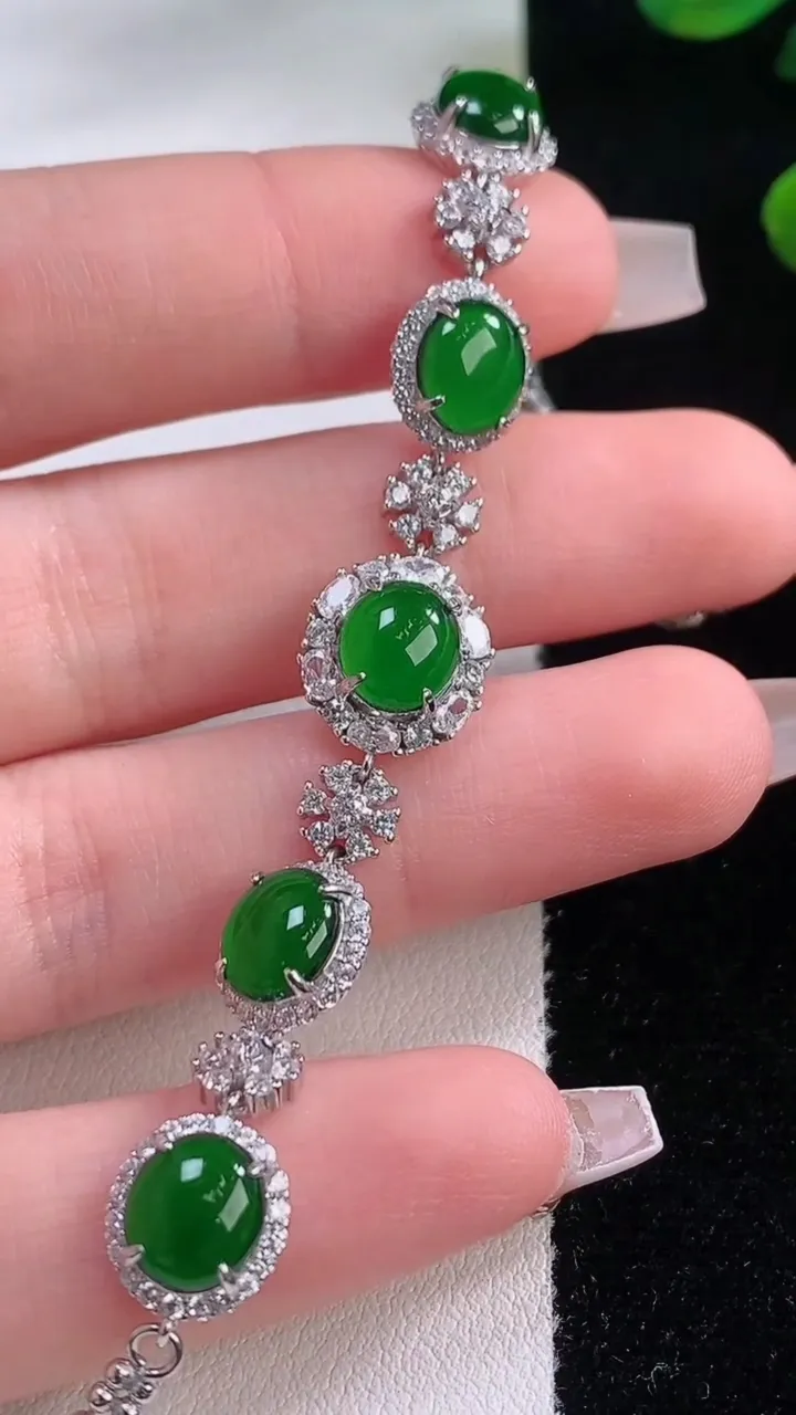 天然A货翡翠蛋面手链，尺寸7.6-6.8，重量:6.72g
12月2日