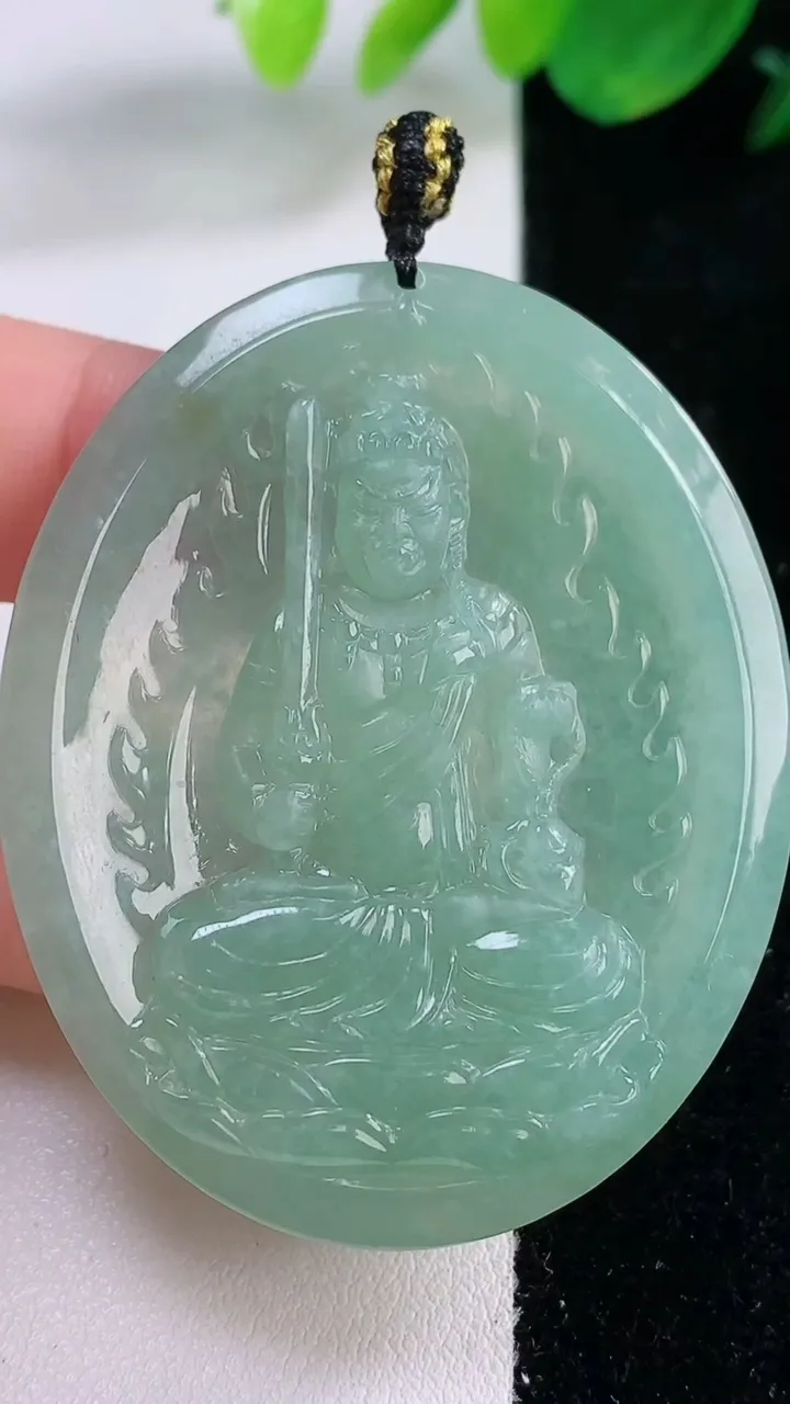 天然A货翡翠不动明王吊坠，尺寸52-42.2-5.6，重量:25.37g
12月2日