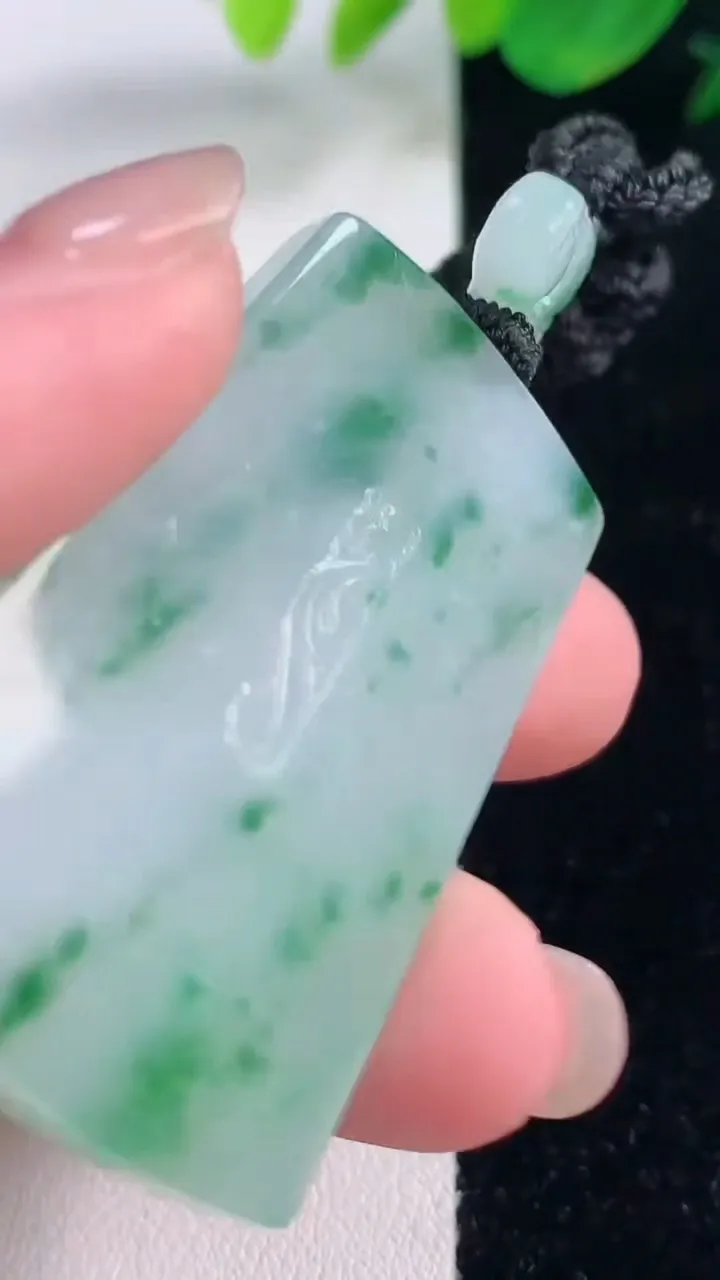 天然A货翡翠冰种飘花无事牌吊坠，尺寸45.7-29-5.6，重量:26.12g
12月2日