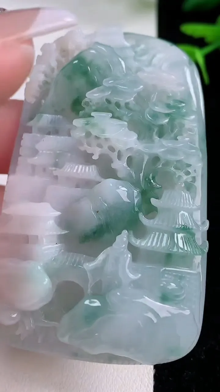 天然A货翡翠牌吊坠，尺寸66.3-42-14.5，重:70.21g
12月2日