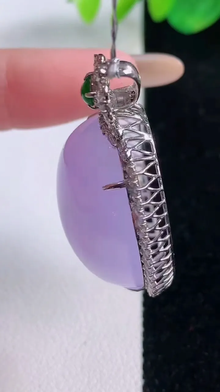 天然A货翡翠18K金紫罗兰蛋面吊坠，尺寸43.3-26.2-14.7，裸石29.4-22.4重量:18.50g
12月2日