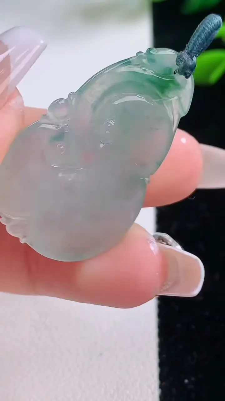 天然A货翡翠冰种飘花如意吊坠，尺寸34.5-23.8-4.2，重量:5.77g
12月2日