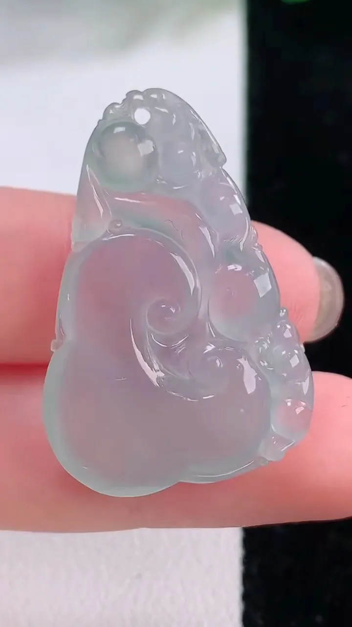 天然A货翡翠如意吊坠，尺寸33.3-22.8-4.8，重量:5.76g
12月2日