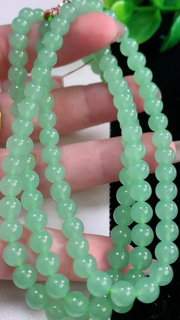 天然A货翡翠圆珠项链，尺寸6-108颗，重量:43.21g12月2日
工厂直销收藏佳品,种好水足，色泽均匀，有种有色，上手高大气！