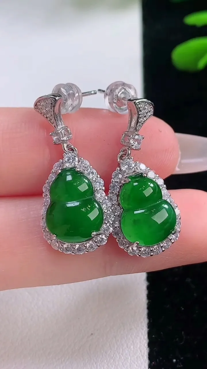 天然A货翡翠蛋面戒指，尺寸10.4-9.4-5，重量:2.14g2025年12月2日
工厂直销收藏佳品,种好水足，色泽均匀，有种有色，上手高大气！