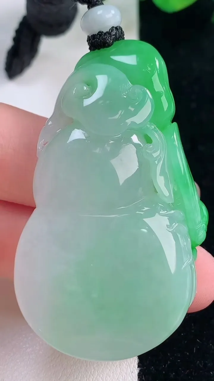 天然A货翡翠葫芦吊坠，尺寸54.8-32.3-11.7，重量:41.24g
12月2日