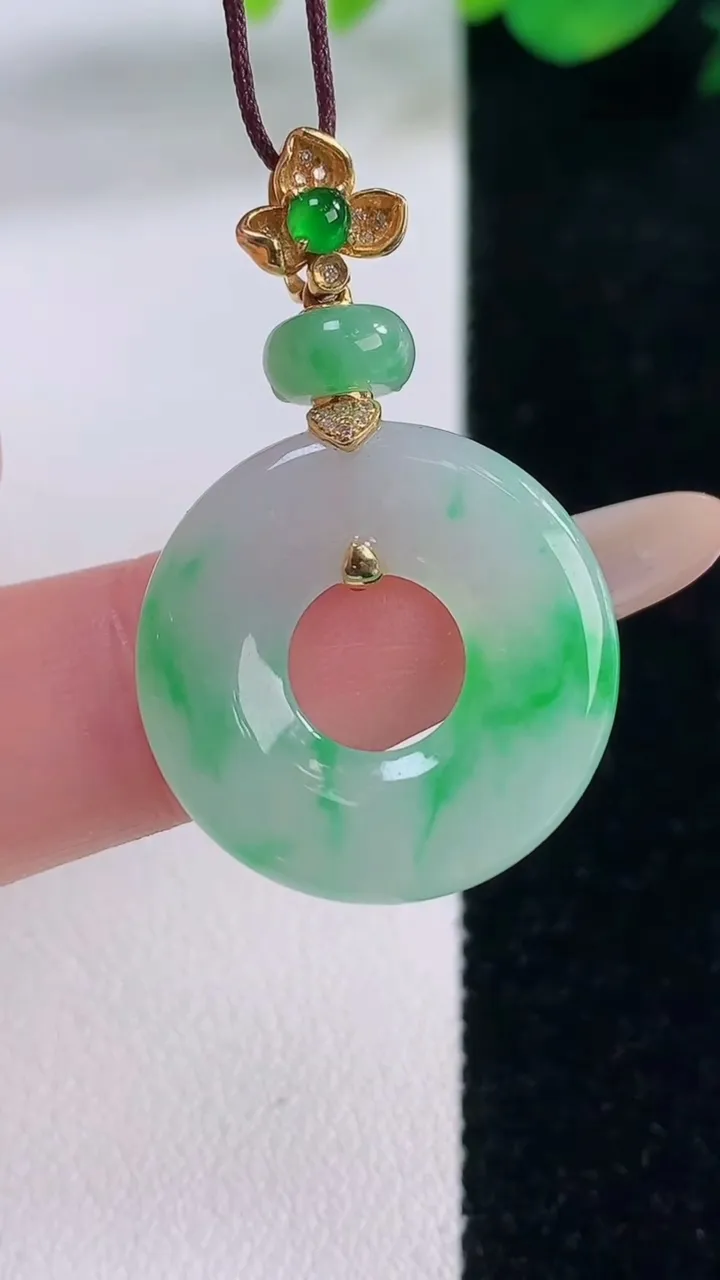 天然A货翡翠平安环吊坠，尺寸22.2-3.7，重量:5.05g
12月2日