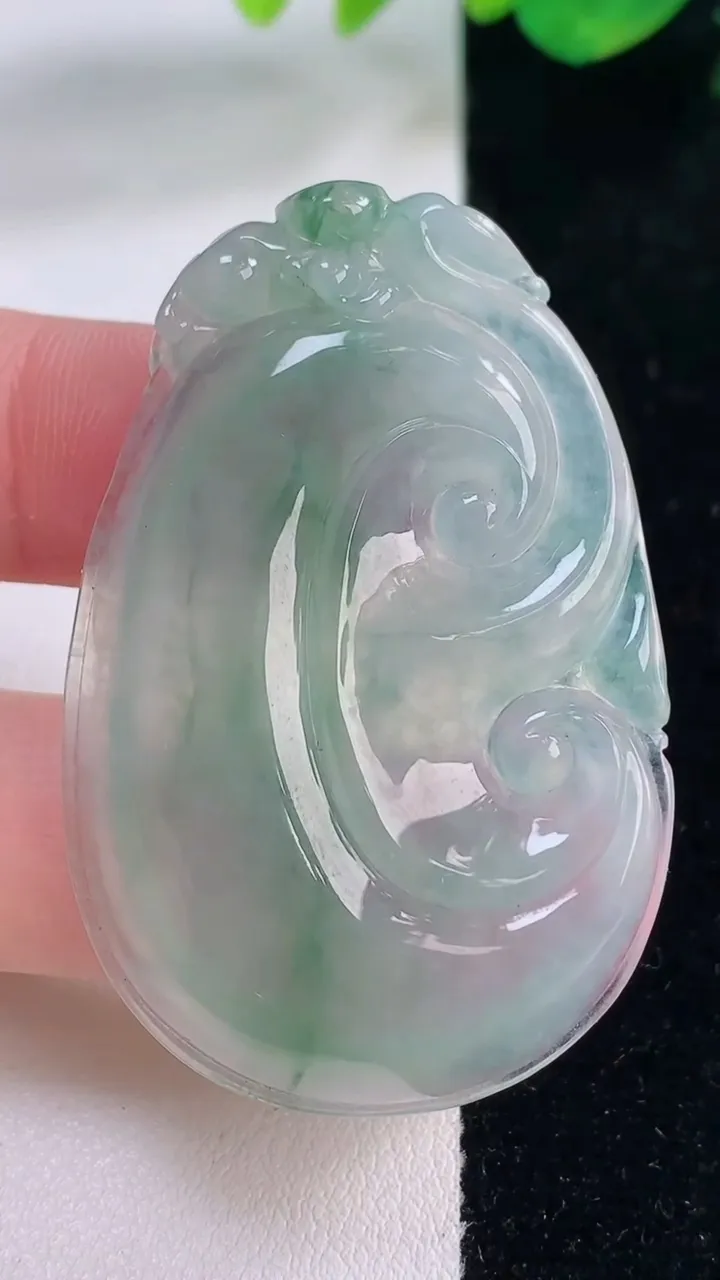 天然A货翡翠种飘花如意吊坠，尺寸50-33-5.8，重量:18.73g
12月2日