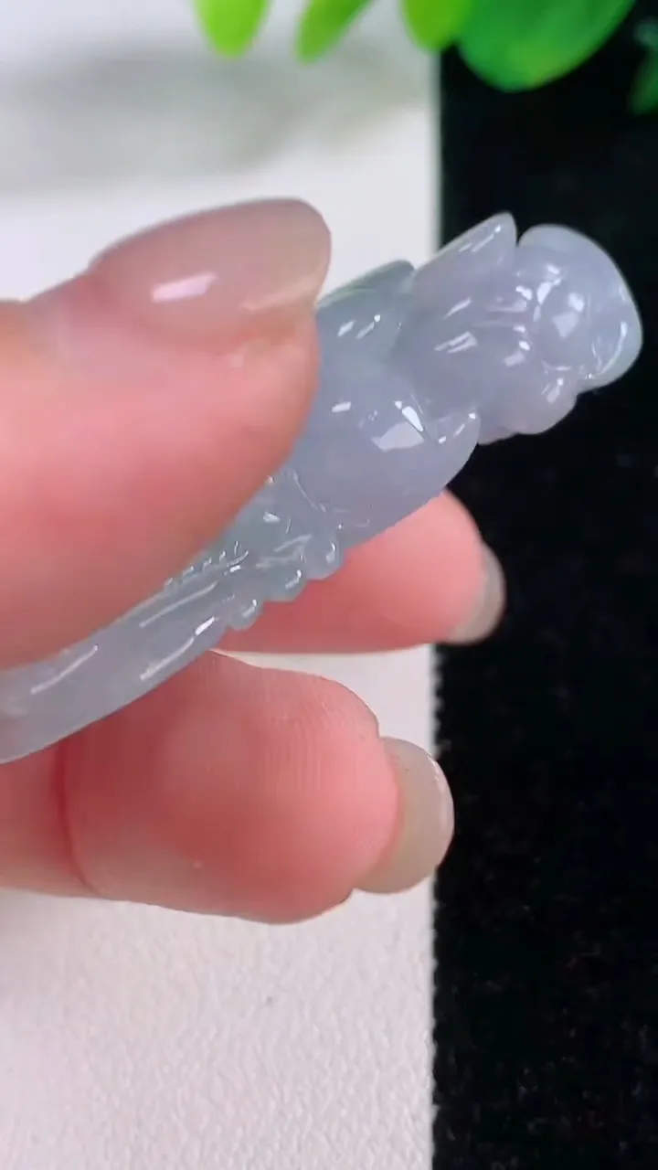 天然A货翡翠春带彩紫罗兰霸王貔貅吊坠，尺寸47.4-26.4-12，重量:32.07g
12月2日